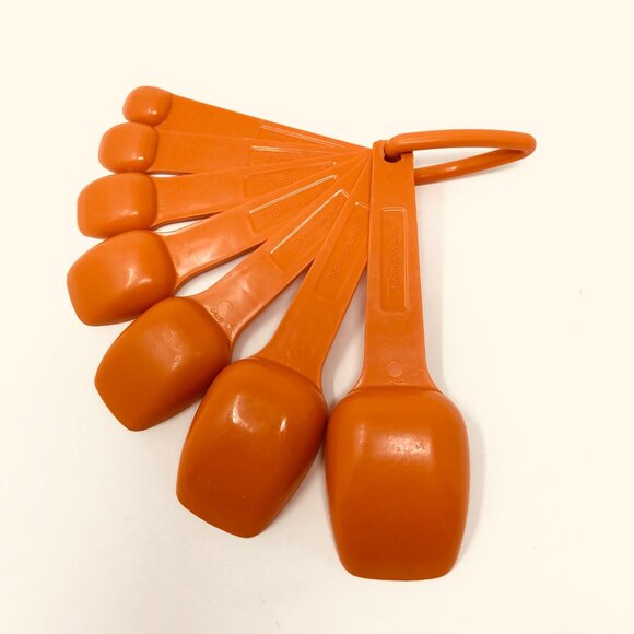 Vintage Tupperware Orange Measuring Spoons 1970's 7 piece - Picture 2 of 7